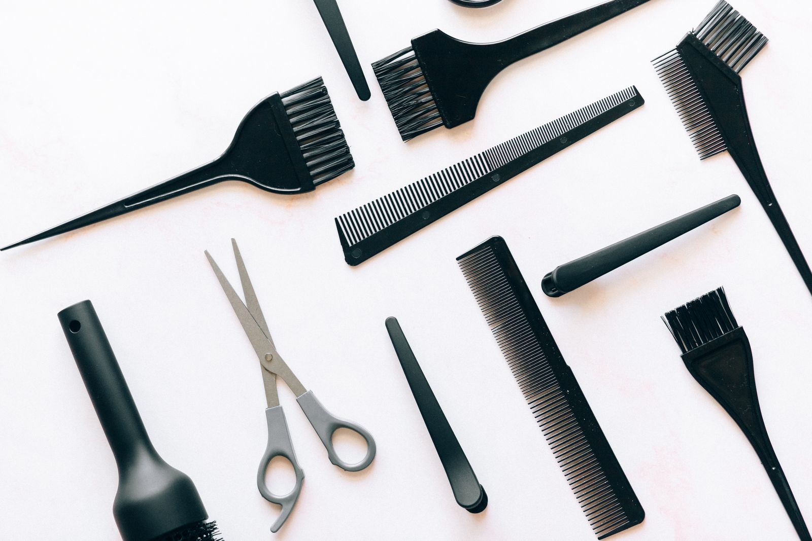 Ciseaux, peignes et pinces de coiffure vus de dessus