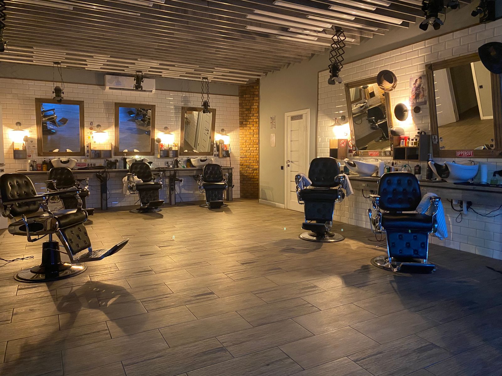Intérieur d'un salon de coiffure avec fauteuils et miroirs