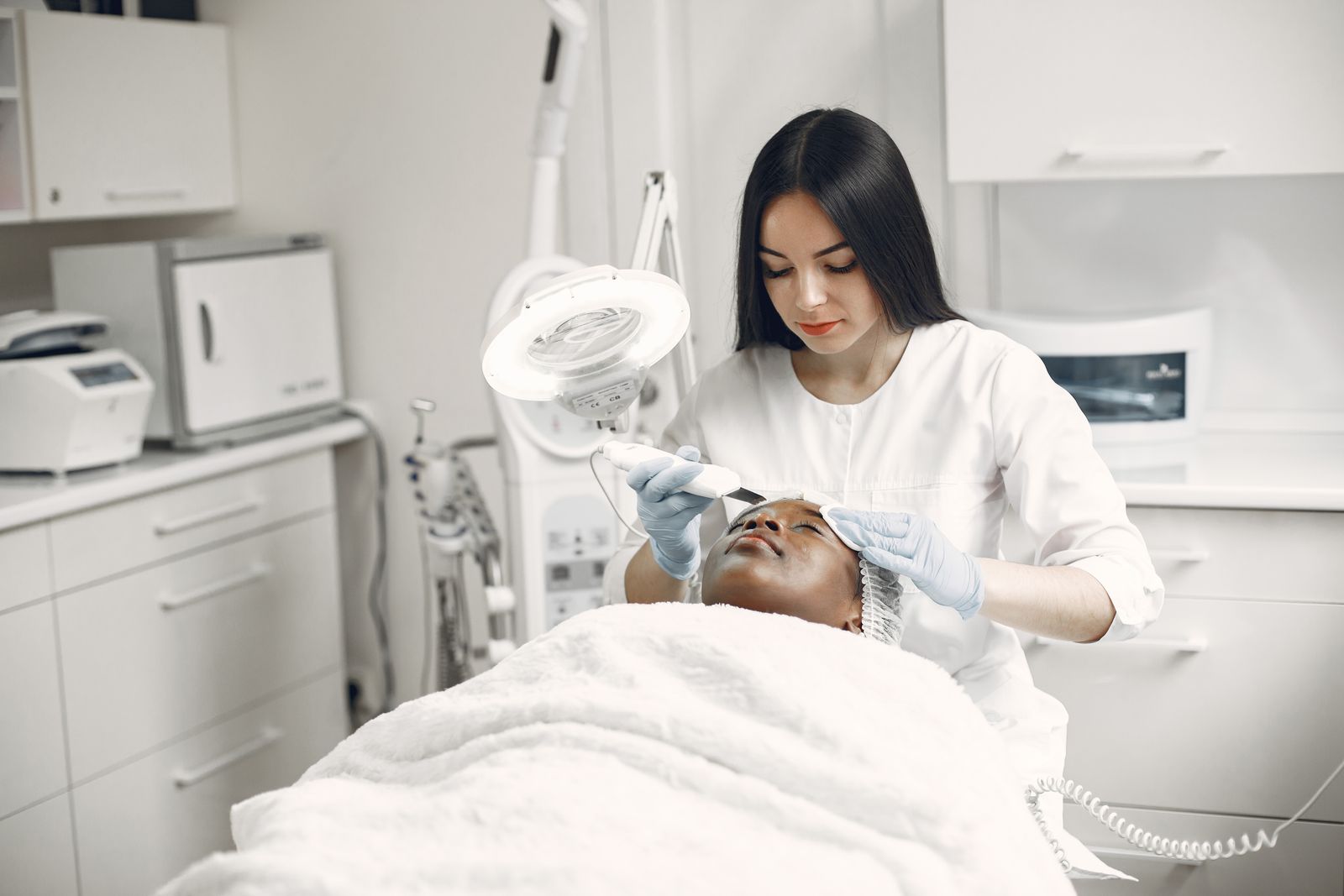 Esthéticienne indépendante réalisant un soin du visage