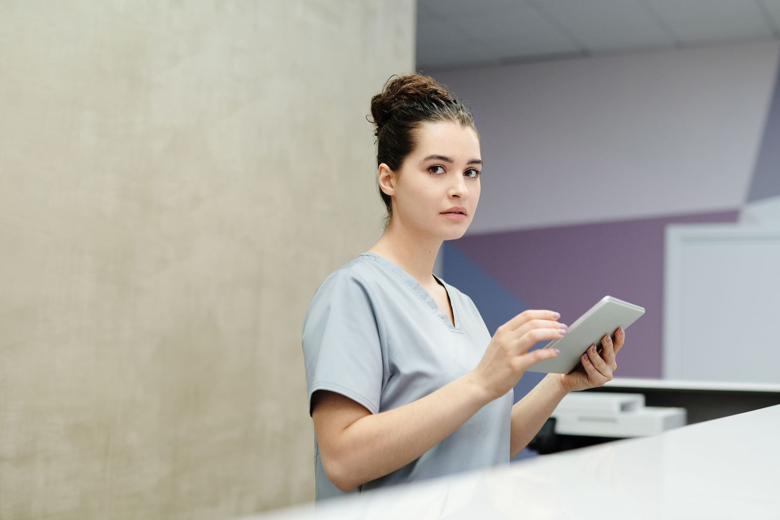 Planning de rendez-vous affiché sur une tablette dans un institut