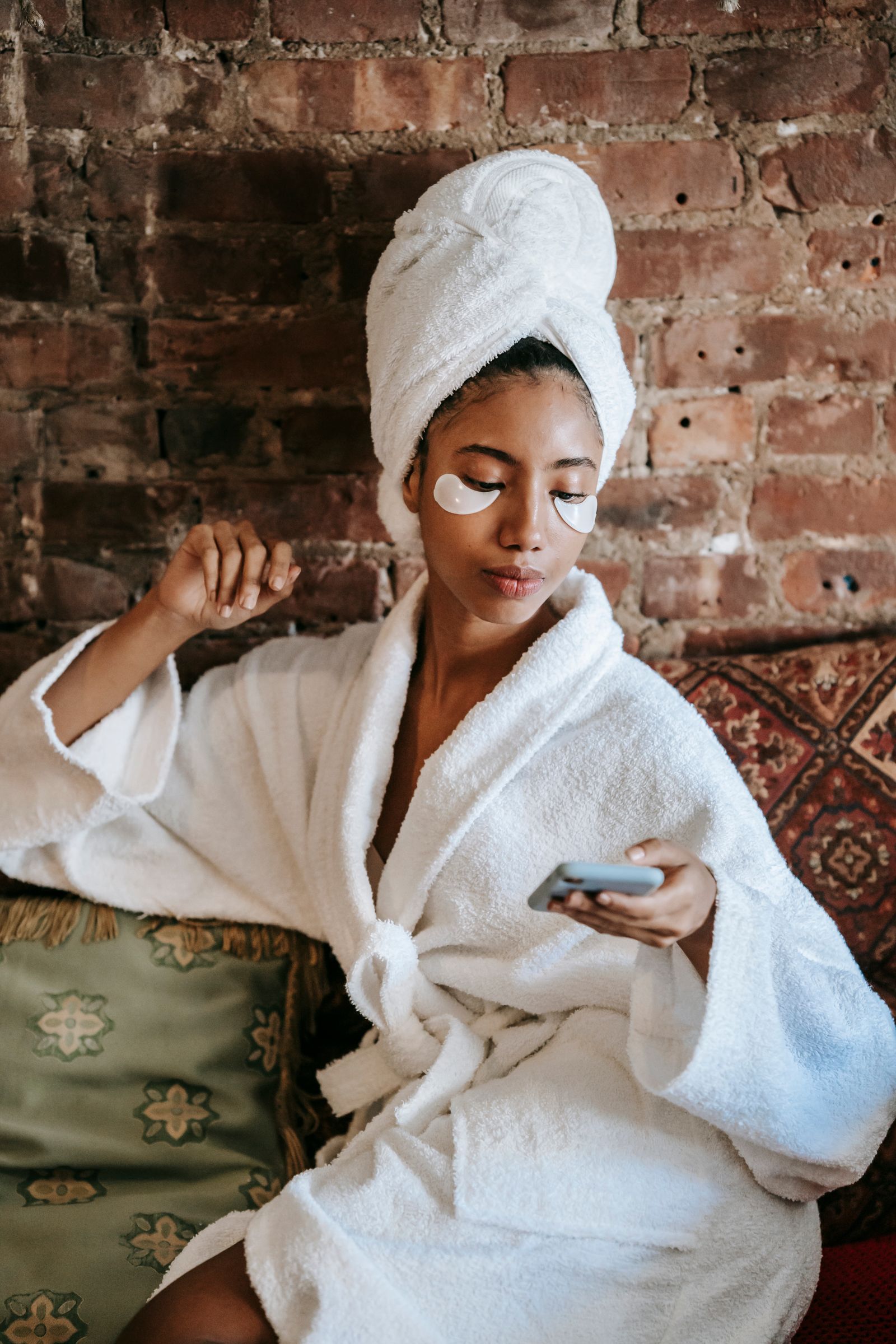 Esthéticienne consultant un profil Instagram sur son téléphone