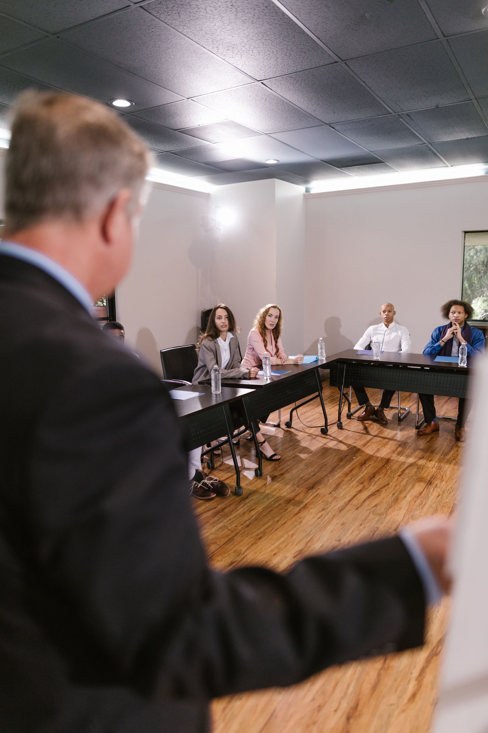 Groupe en formation professionnelle autour d'une table