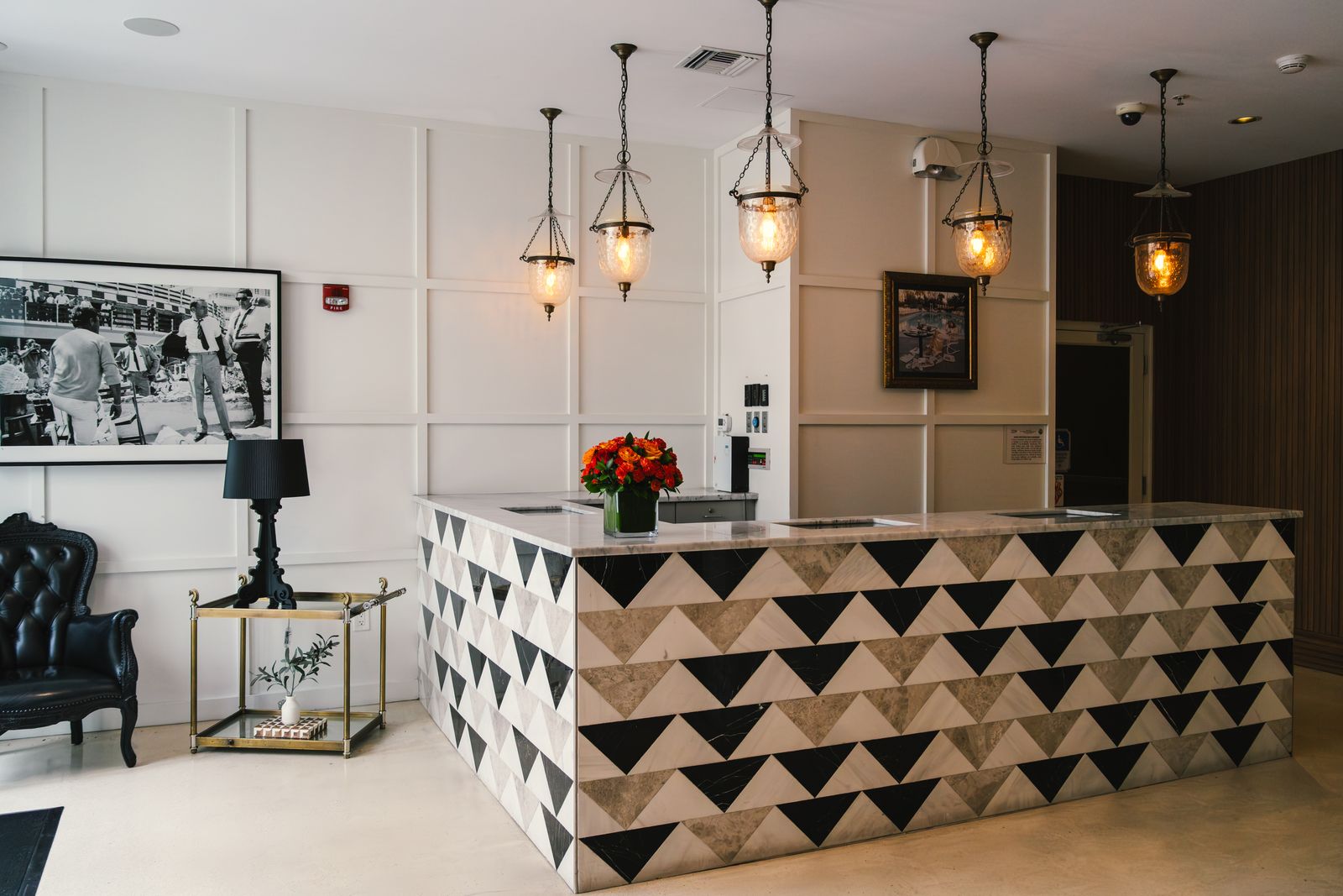 Comptoir de réception d'un hôtel indépendant au design soigné