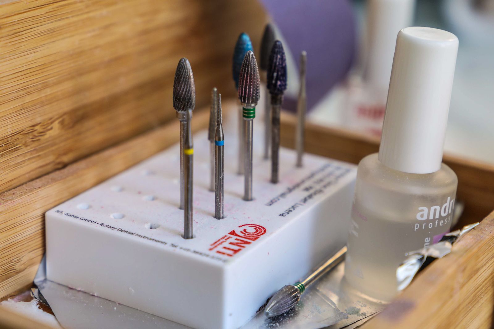 Outils et fraises de ponceuse rangés dans une boîte