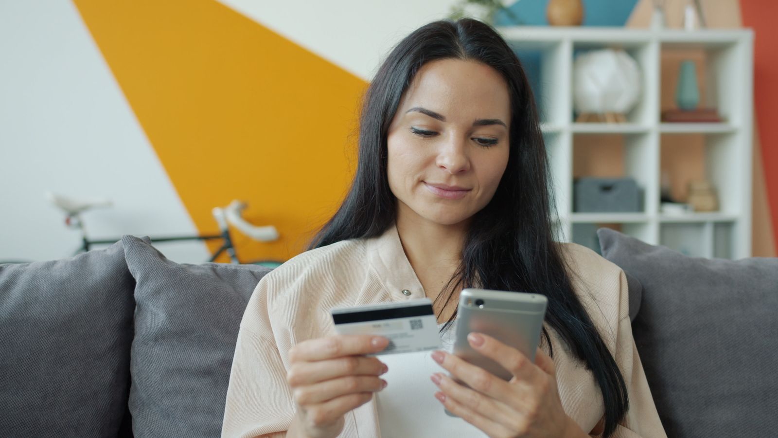 Cliente réglant un acompte en ligne depuis son téléphone avant un rendez-vous