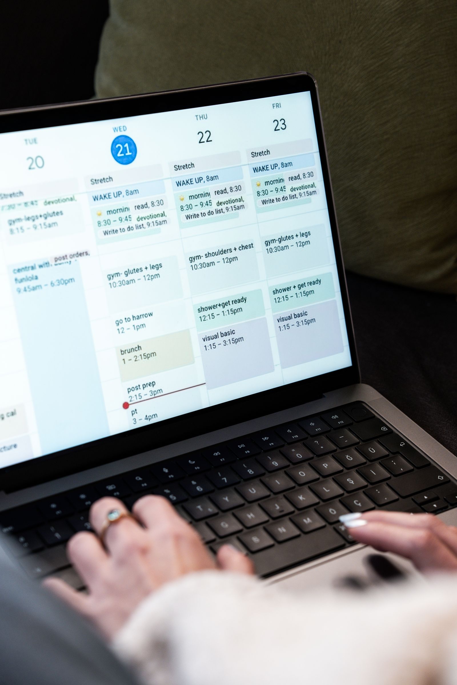 Planning hebdomadaire de rendez-vous affiché sur un ordinateur portable
