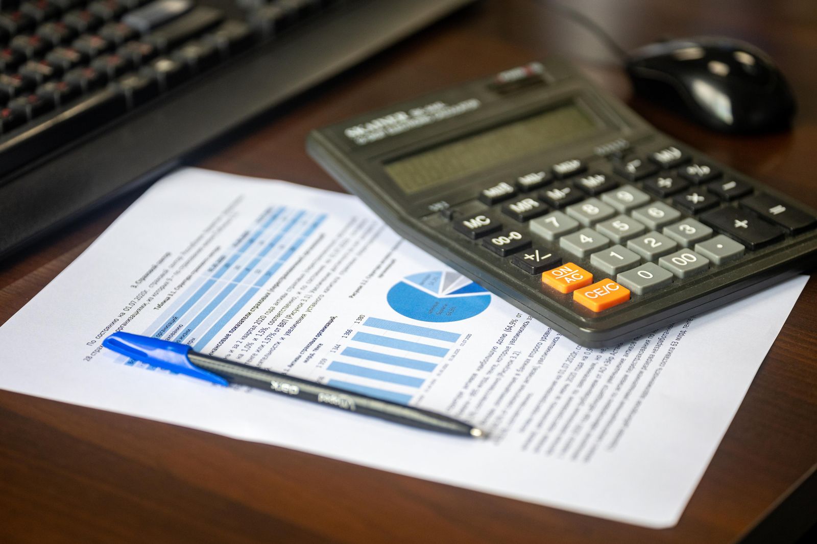 Documents administratifs et calculatrice sur un bureau